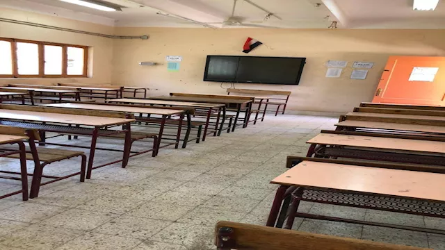 طلاب الثانوية العامة الدور الثاني يؤدون امتحان الل
