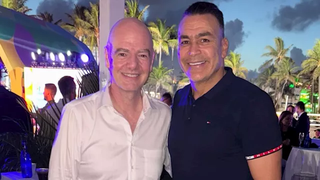  الحضري ينشر صورة مع رئيس الفيفا