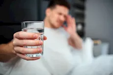 لماذا نشعر بالصداع بعد شرب الماء المثلج أحيانًا؟ "فيديوجرافيك"