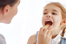 5 مشروبات دافئة تُخفف التهاب الحلق لدى الأطفال صيفًا