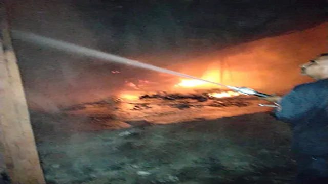 جانب من السيطرة على الحريق 