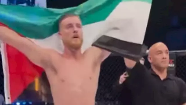 مصارع أيرلندي يُبرج خصمه الإسرائيلي ضربًا