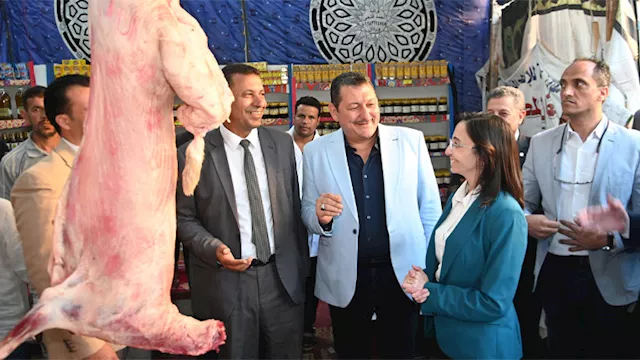 الدكتورة جاكلين عازر خلال افتتاح شادر