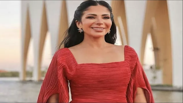 الفنانة منى زكي