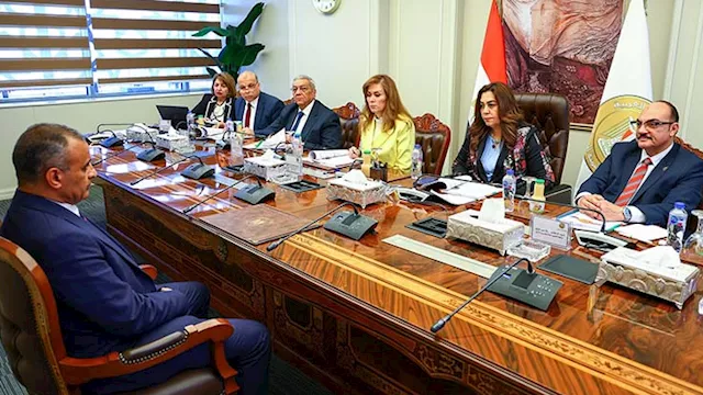 لقاءات لجنة التنمية المحلية بالمتقدمين للوظائف