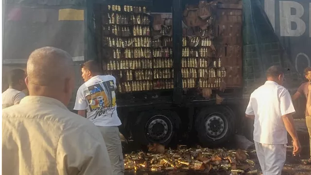 حريق في سيارة نقل محملة بمواد كحولية بالشرقية