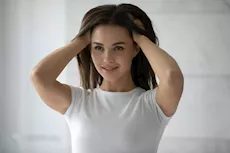 أخطاء تضر بصحة الشعر.. احذرها