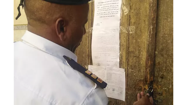 لجنة المنشآت الآيلة للسقوط تخلي مبنى إداريا بالأقص