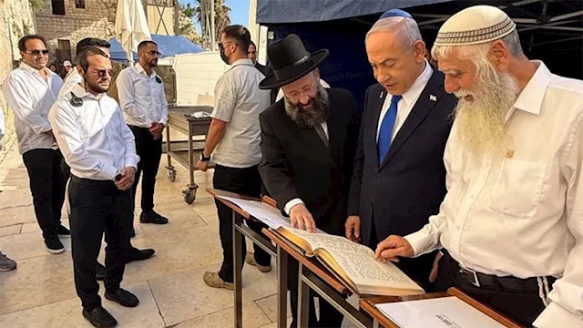 نتنياهو يؤدي صلوات شكر عند حائط البراق