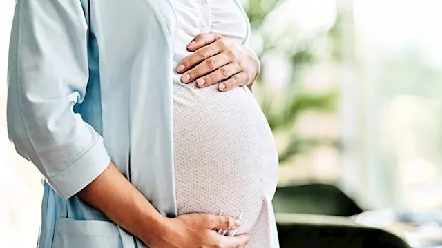 مخاطر مزدوجة.. دراسة تحذر من الحمل بعد الـ45
