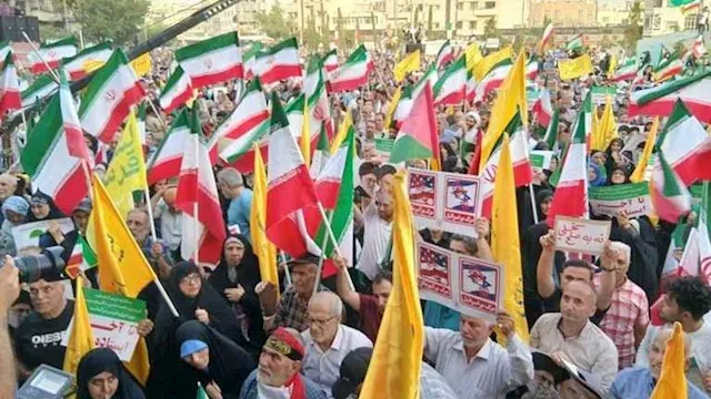 آلاف الإيرانيين يحتفلون بالنصر بعد إعلان وقف النار