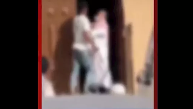 شاب يعتدي على رجل مسن أمام مسجد