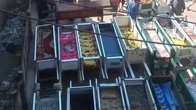 ما حكم ترتيب الجنازات إذا كانوا رجالًا ونساءً وصغا