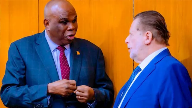 محافظ البنك المركزي مع رئيس أفريكسيم بنك