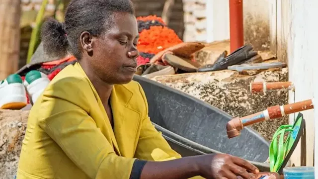 يذهب جزء كبير من راتب سوزانا كاثومبا الضئيل إلى ال