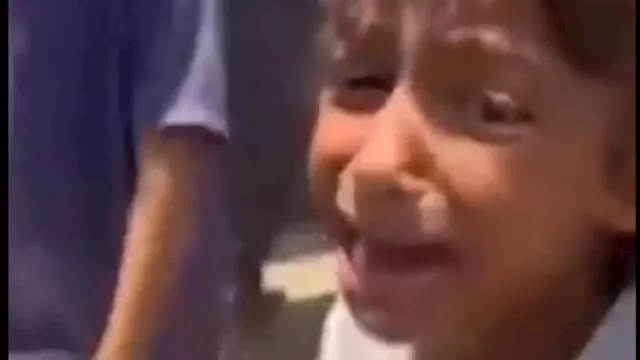 طفلة فلسطينية تقف لساعات من أجل وجبة