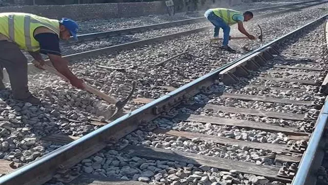 عمال السكة الحديد يواصلون العمل خلال إجازة عيد الأ