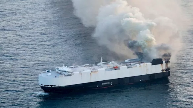  حريق يلتهم سفينة