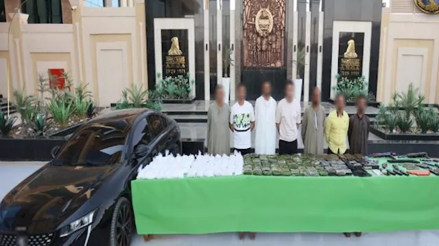 المتهمون وجانب من المضبوطات