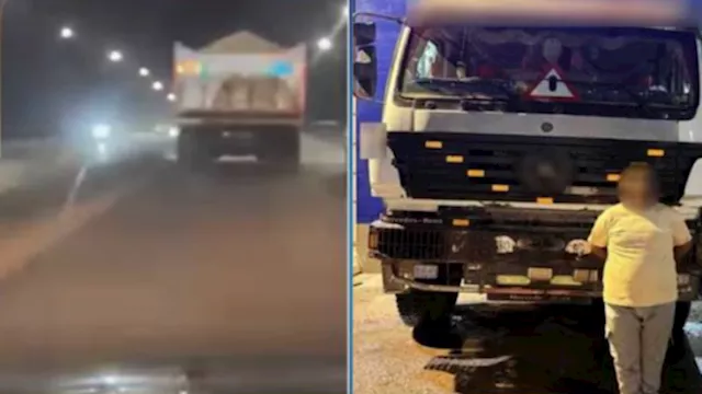 سيارة نقل محملة بالرمال تتجول ببلبيس والداخلية تتد