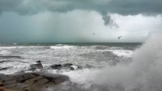 أمواج البحر المتوسط