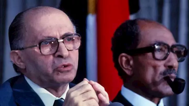 مناحم بيغن وقع مع أنور السادات اتفاقية كامب ديفيد 