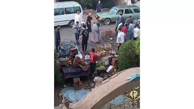 سيارة عمال دخلت في تروسيكل