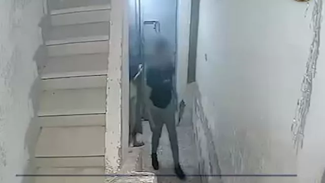 ابن يهدد والدته