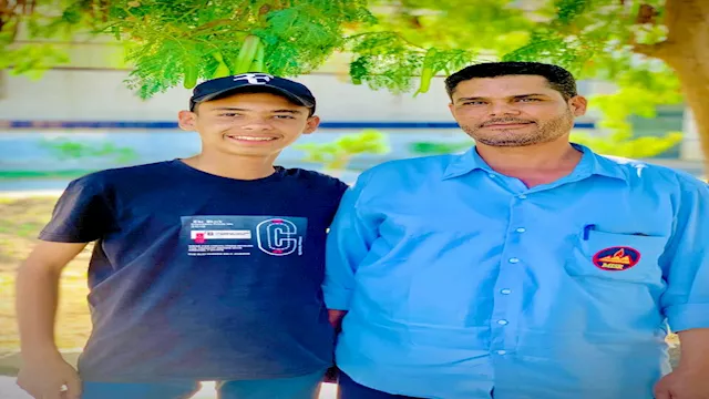 محمد بلال لاعب الشرطة ووالدة أثناء عملهما في بنزين