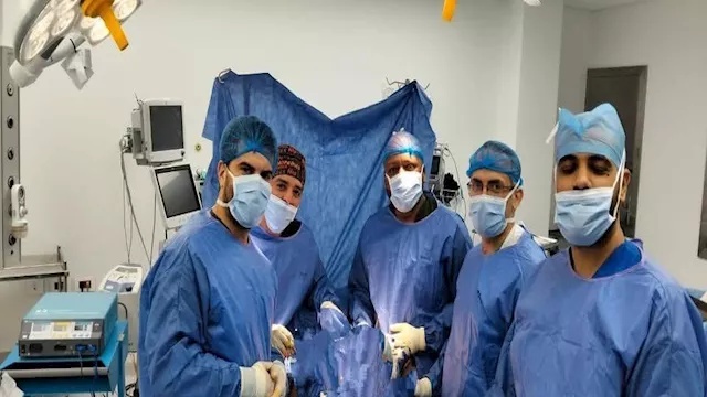 الفريق الطبي أثناء إجراء العملية