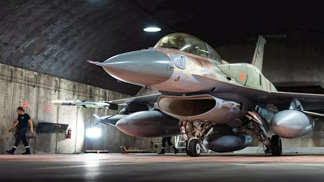 إنزال 52 مراهقًا يهوديًا من طائرة إسبانية