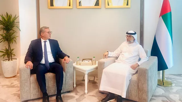 كريم بدوي وسهيل محمد المزروعي خلال الإجتماع