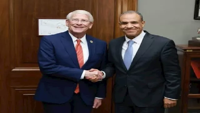 عبد العاطي -بالسيناتور روجر ويكر