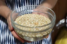 لماذا ينصح الأطباء بشرب ماء بذور اليقطين صباحًا؟