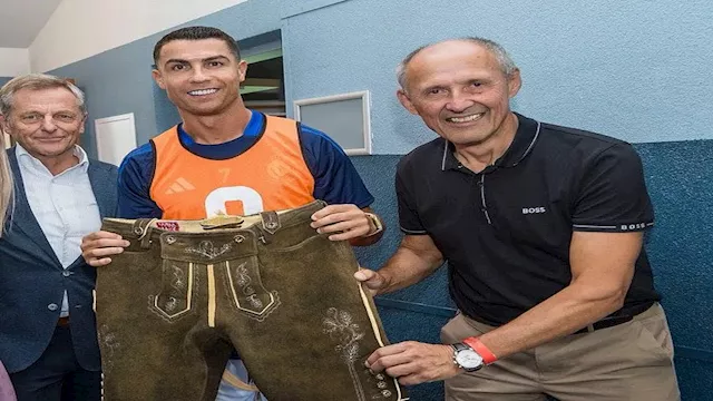 سروال جلدي هدية لكريستيانو رونالدو