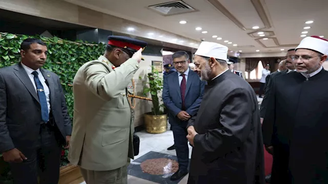 رئيس الأركان الباكستاني يؤدي التحية العسكرية لشيخ 