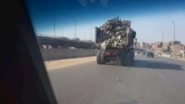 سقوط مخلفات سيارة نقل - أرشيفية