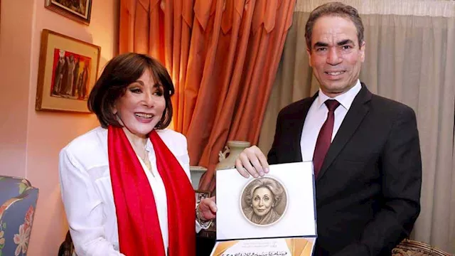  منح لبنى عبد العزيز وسام ماسبيرو