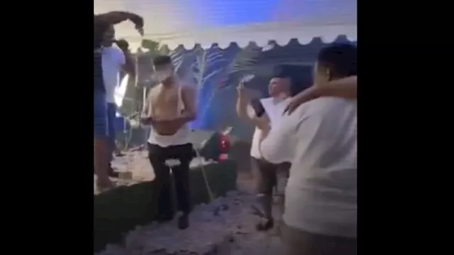 شباب في ليبيا يرقصون فوق الأموال