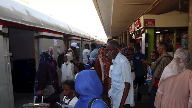 السودانيين العائدين عبر قطارات السكة الحديد
