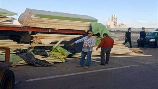 انقلاب سيارة محمّلة بالأخشاب