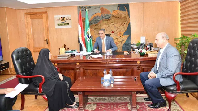 محافظ الفيوم يكرم سيدة تبلغ 80 عامًا تحدت الأمية