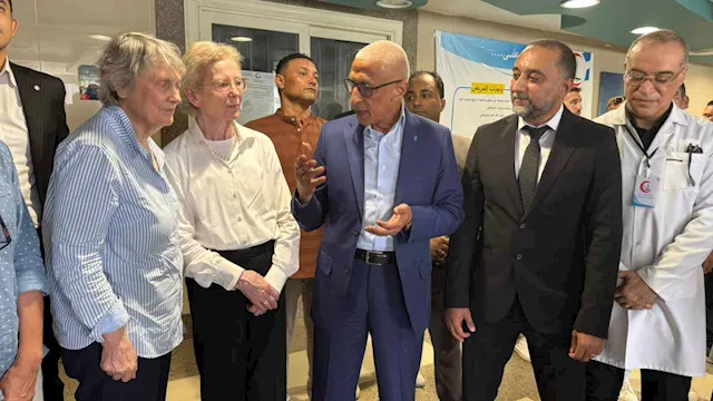 وفد مجموعة الحكماء الداعمة للسلام يزور مستشفى العر