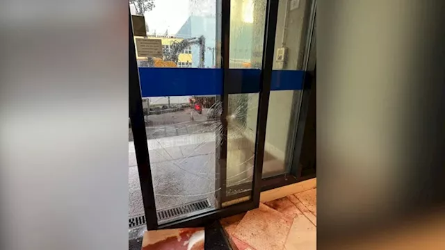 تحطيم باب السفارة الإسرائيلية