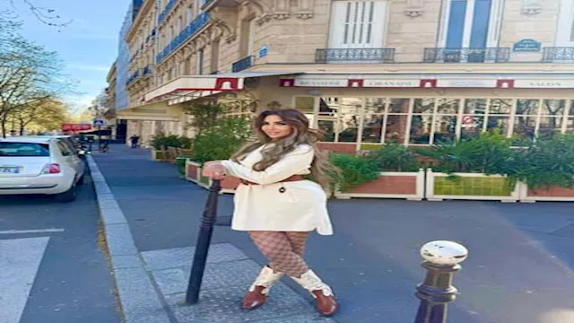 سارة خليفة في احد شوارع باريس