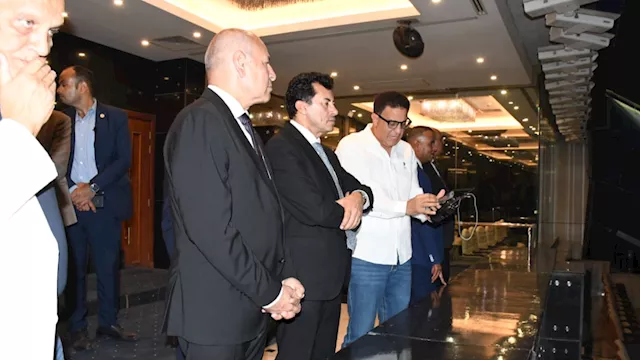 وزير الرياضة ومحافظ القاهرة يتفقدان أرضية ملعب است