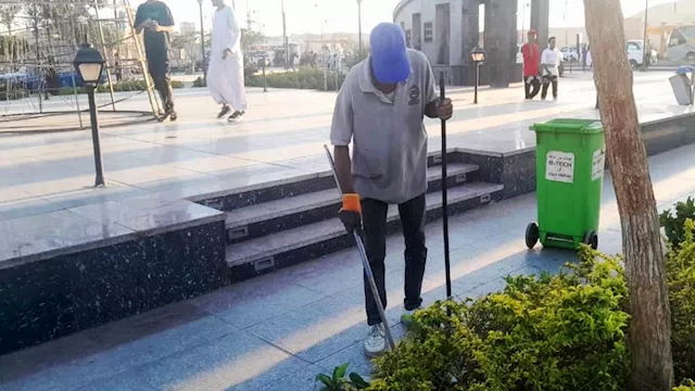 إيقاف عمل عمال النظافة خلال ذروة ارتفاع درجات الحر