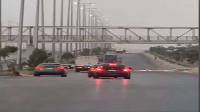 مطاردة 3 سيارات لـ فتاة على طريق الواحات