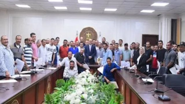 تسليم 93 عقد عمل لكوادر مصرية
