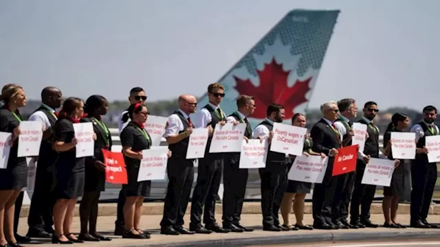 الحكومة الكندية تتدخل في إضراب مضيفي الطيران